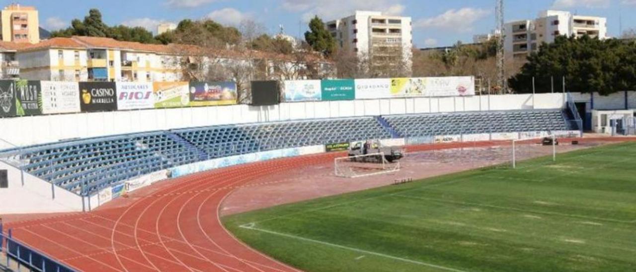 El campo de fútbol y la pista de atletismo, cerrados al público por el deterioro del Estadio.