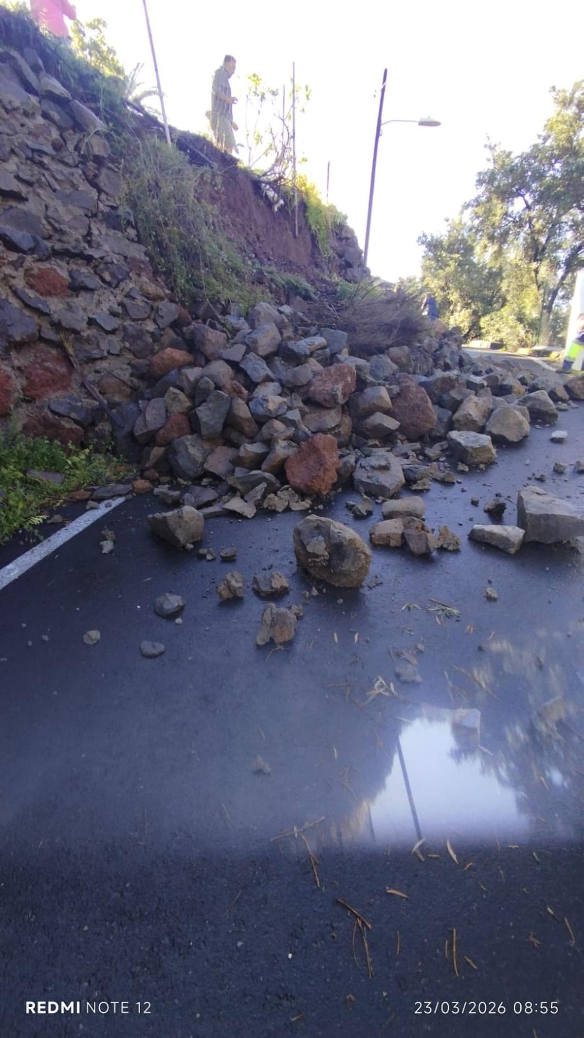 La lluvia y el viento provocan numerosos incidentes en Santa Lucía con desprendimientos, cortes de carreteras e inundaciones