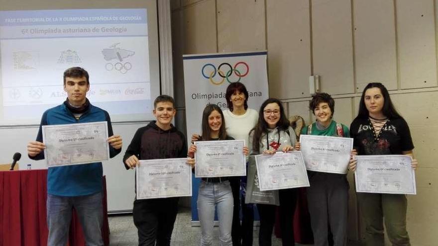 Los alumnos del IES de Infiesto premiados en la VI Olimpiada Asturiana de Geología, junto a su profesora.