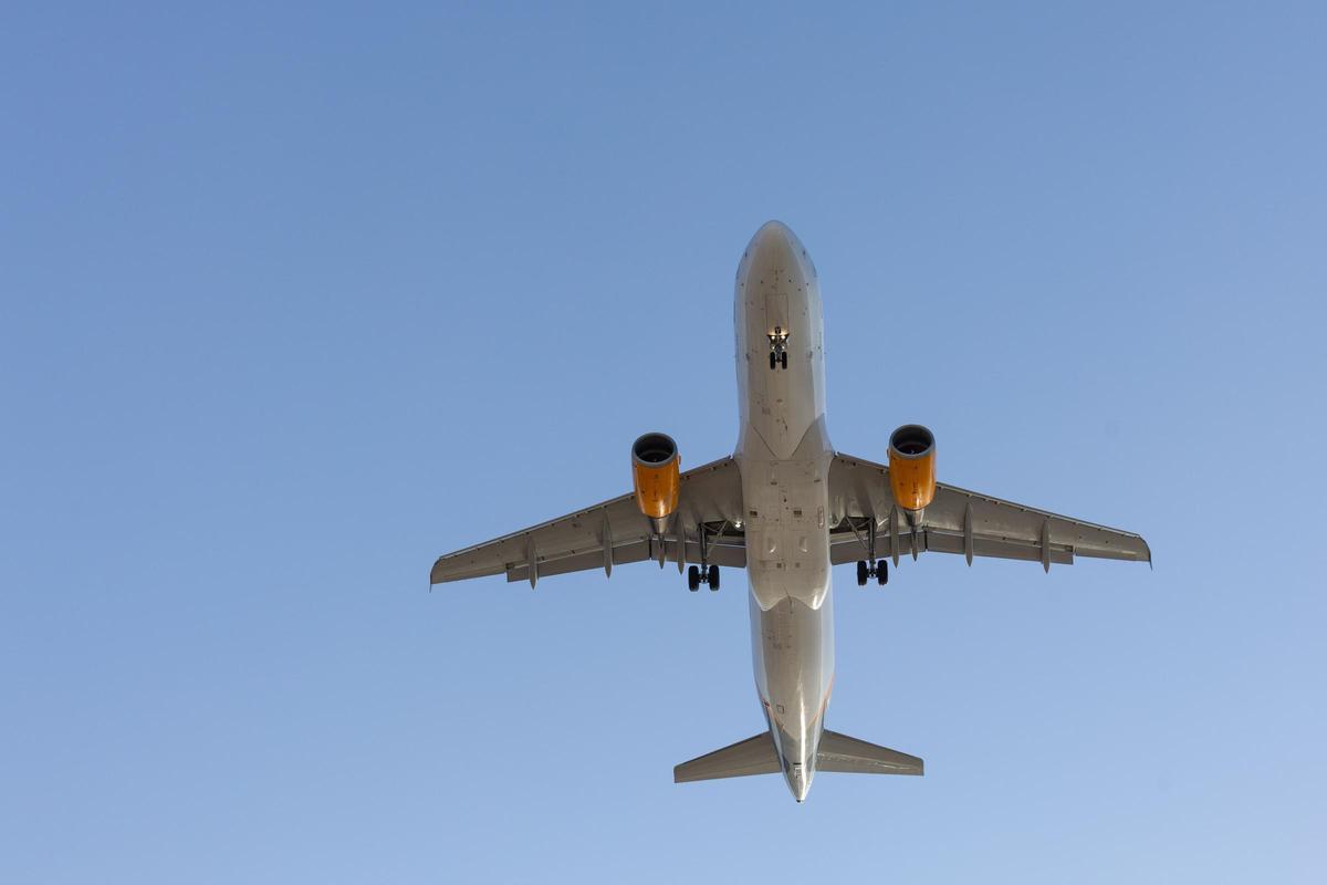 Fotografía de archivo de un vuelo en el aeropuerto de Ibiza