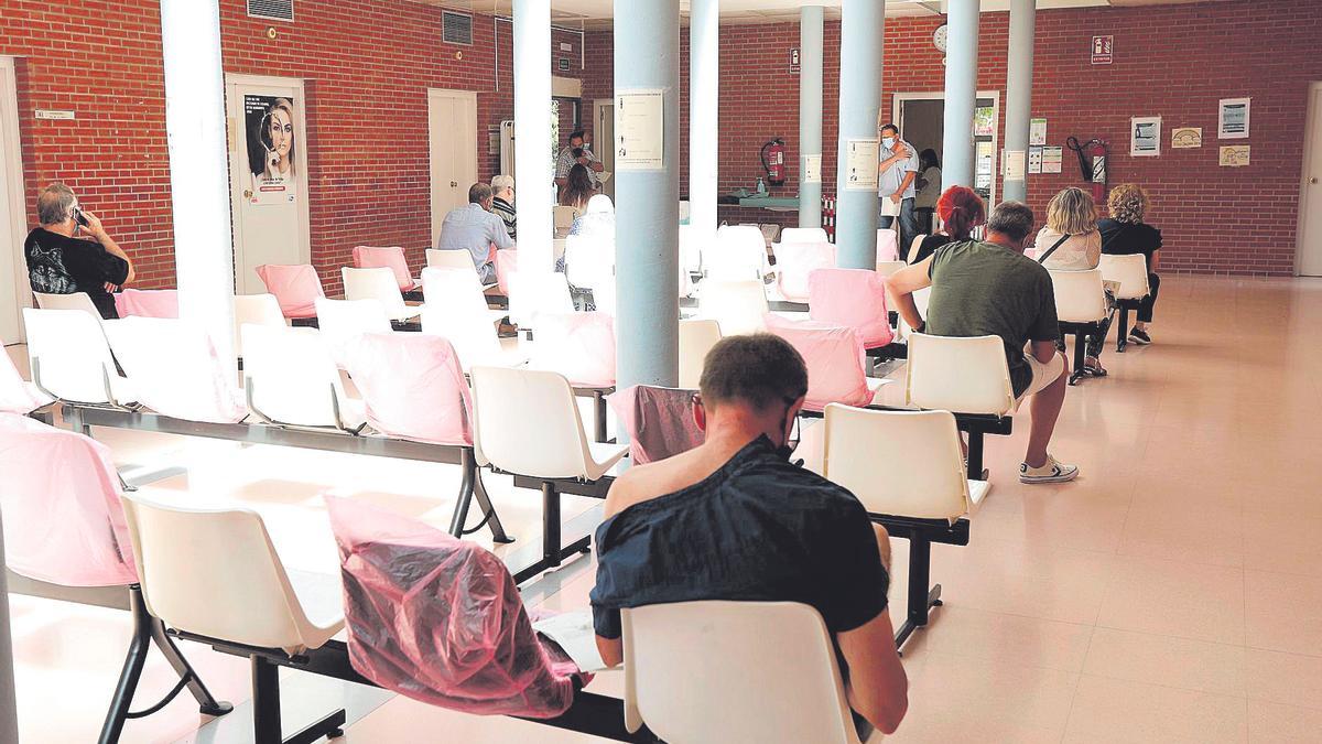 Varias personas pasan los quince minutos de rigor tras la vacunación, en el Centro de Salud de la Bombarda.