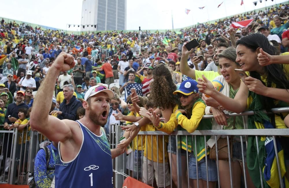 El brasileño Alison de Brasil celebra la victoria en voley playa frente a EEUU y su pase a semifinales.