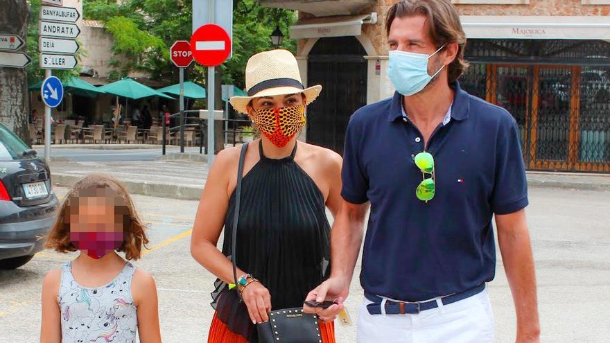 Chenoa y su novio Miguel Sánchez Encinas de paseo por Valdemossa