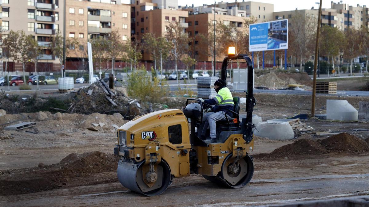 Un operario trabaja en unas obras de nuevas viviendas en el zaragozano barrio de Miralbueno.