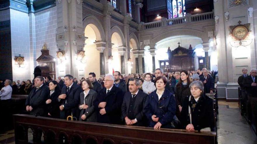 Asistentes al funeral celebrado ayer en San Juan. En el recuadro, Carlos García, hace tres meses.