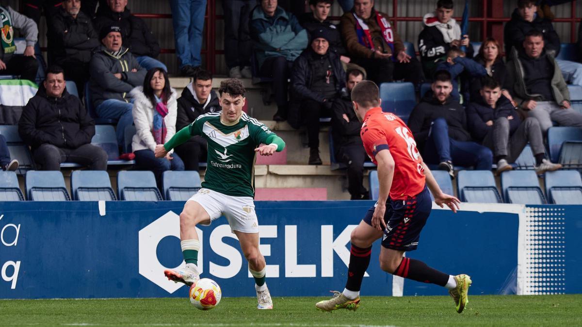 Emi, con el balón, durante el partido ante el Osasuna Promesas.
