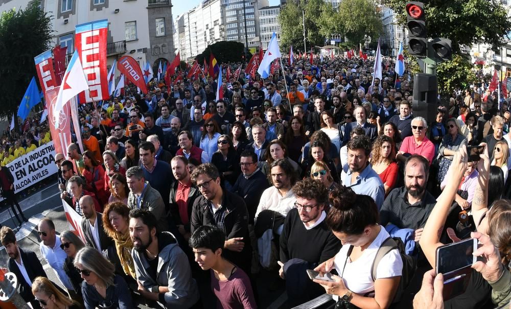 La concentración, que partió de A Palloza hacia la Delegación del Gobieno, contó entre sus asistentes con trabajadores de la planta en Avilés y miembros de la Corporación municipal.