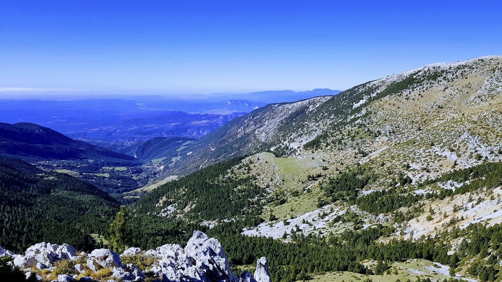 Collada. El coll de Tancalaporta (Gisclareny) és una collada de 2.343 metres situada a l’extrem oriental de la serra del Cadí, al nord del puig Terrers.