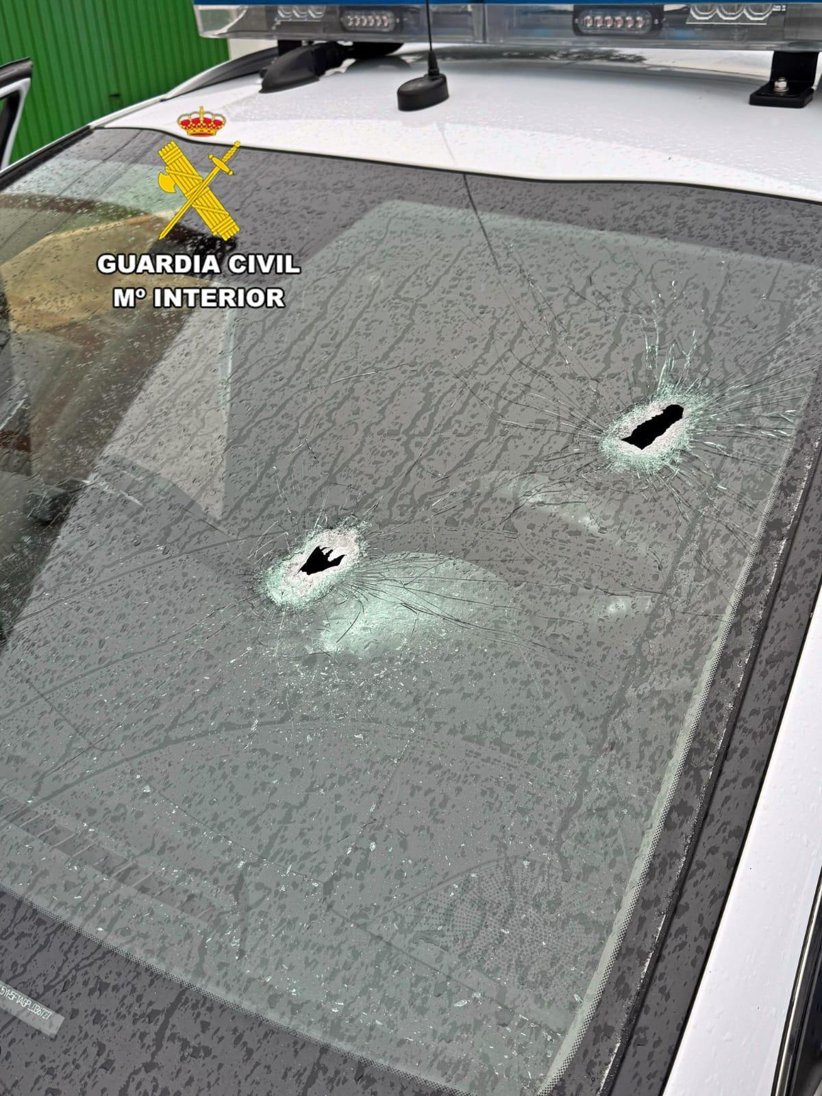 El impacto de los perdigones en el vehículo de la Policía Local.