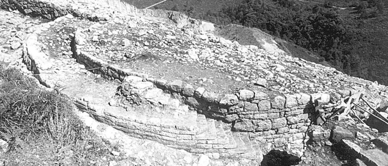 Estructuras del castro de Llagú, antes del ataque vandálico.