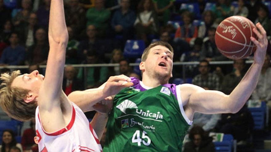 El Unicaja sigue rastreando el mercado en busca de otro jugador interior