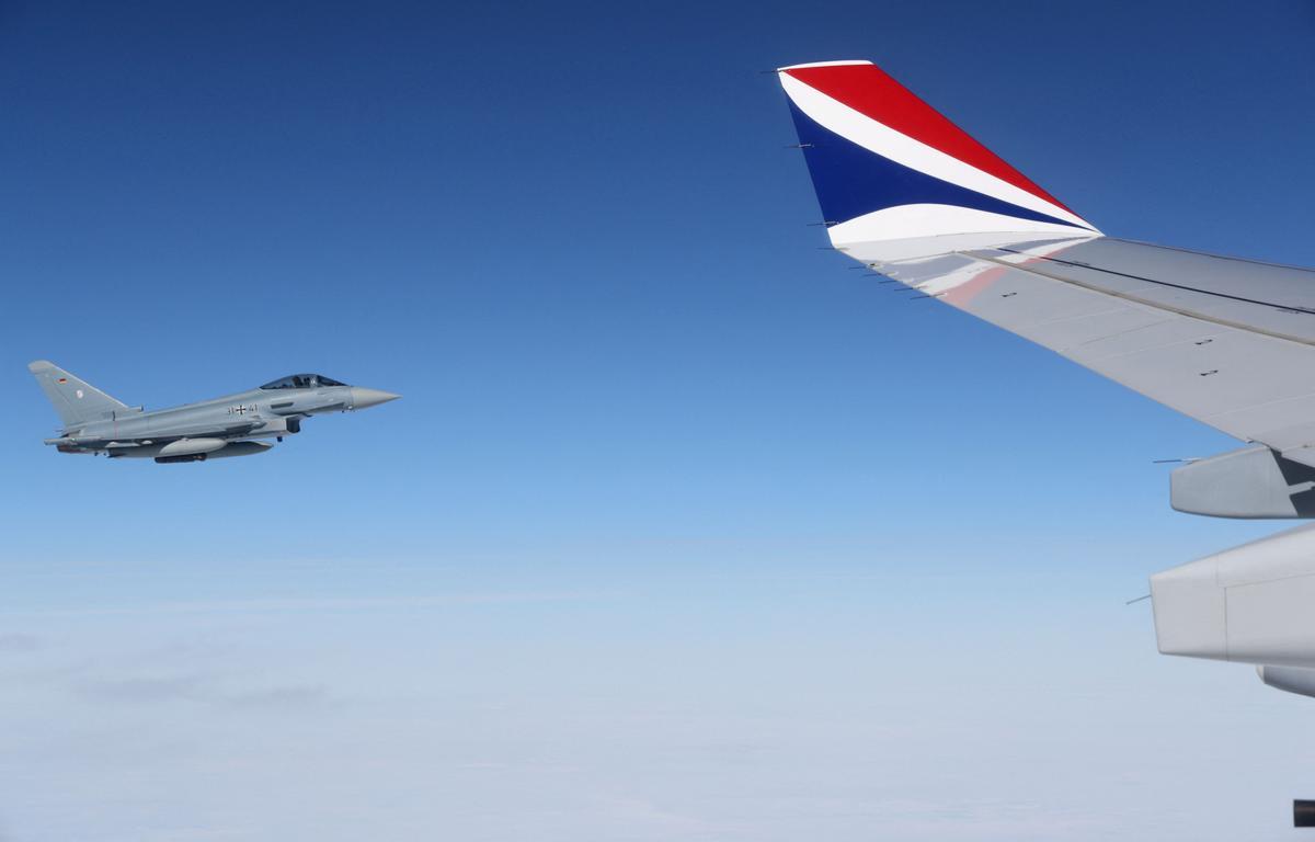 Un Eurofighter Typhoon de la Fuerza Aérea Alemana escolta al avión que transporta al Rey Carlos III de Gran Bretaña y a la Reina Consorte Camilla de Gran Bretaña, a través del espacio aéreo alemán.