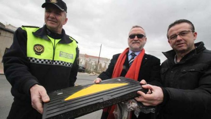 El jefe de la Policía Local, el director de Inescop y el edil Amat con el reductor de velocidad.