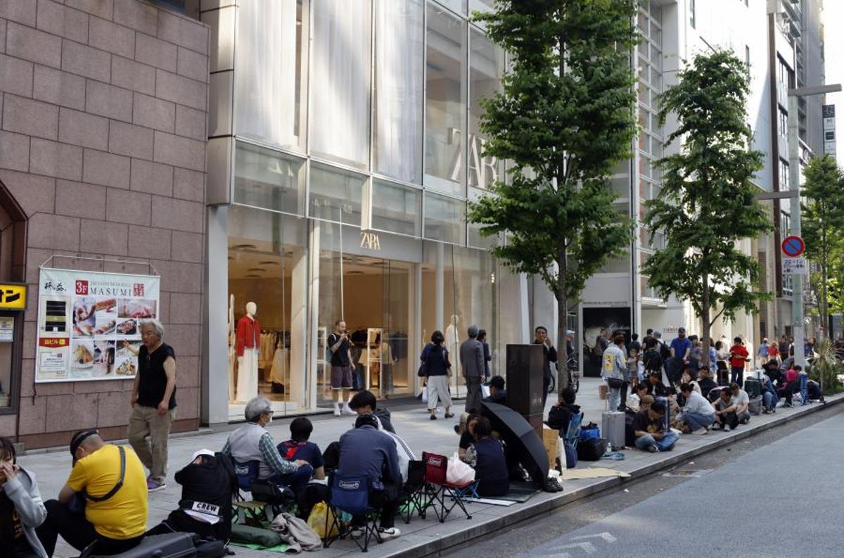 Más de 200 personas, algunas desde el 14 de mayo, esperan en el corazón del exclusivo distrito de Ginza, Tokio, para comprar la última colaboración de Swatch con la prestigiosa marca Audemars Piguet.