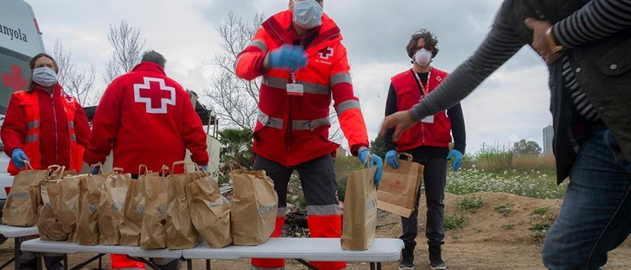 Cruz Roja reparte bolsas de comida en zonas de infravivienda.