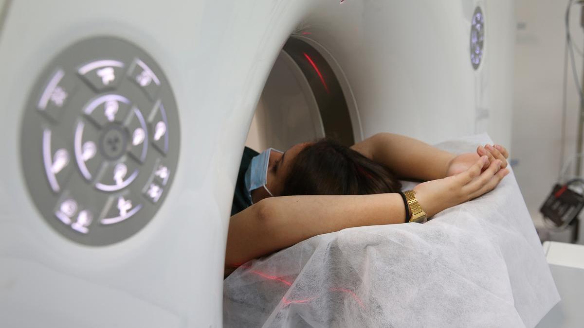 Una mujer se somete a una tomografía axial computarizada.