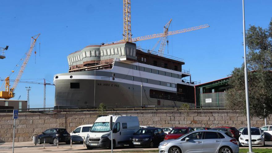 El «Na Hiro E Pae», durante los últimos detalles previos a la botadura. |  Alba Villar