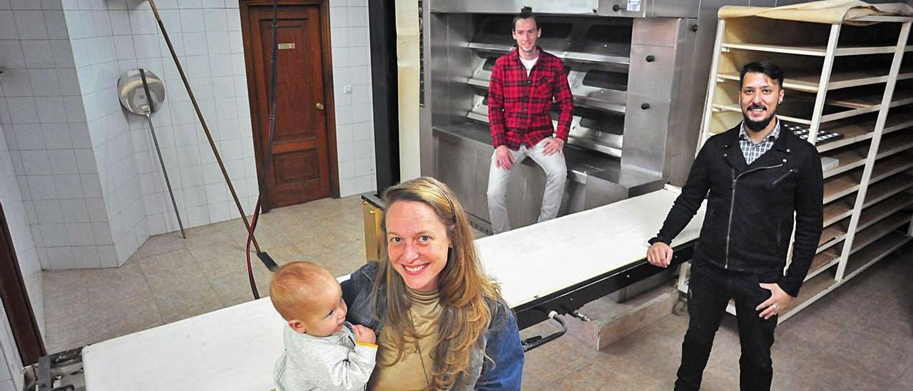 Marcia Olofsson, con su hijo Ragnar, su pareja Yess y su hermano Mauro, ayer en la panadería que abrirán en breves en Vilaxoán.