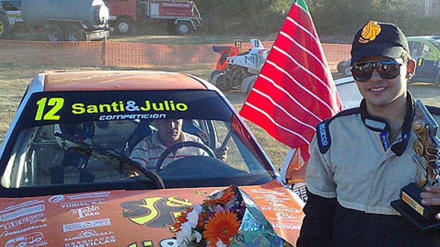 Julio Sotelo con el trofeo logrado en Galicia junto a su Citroën Saxo.