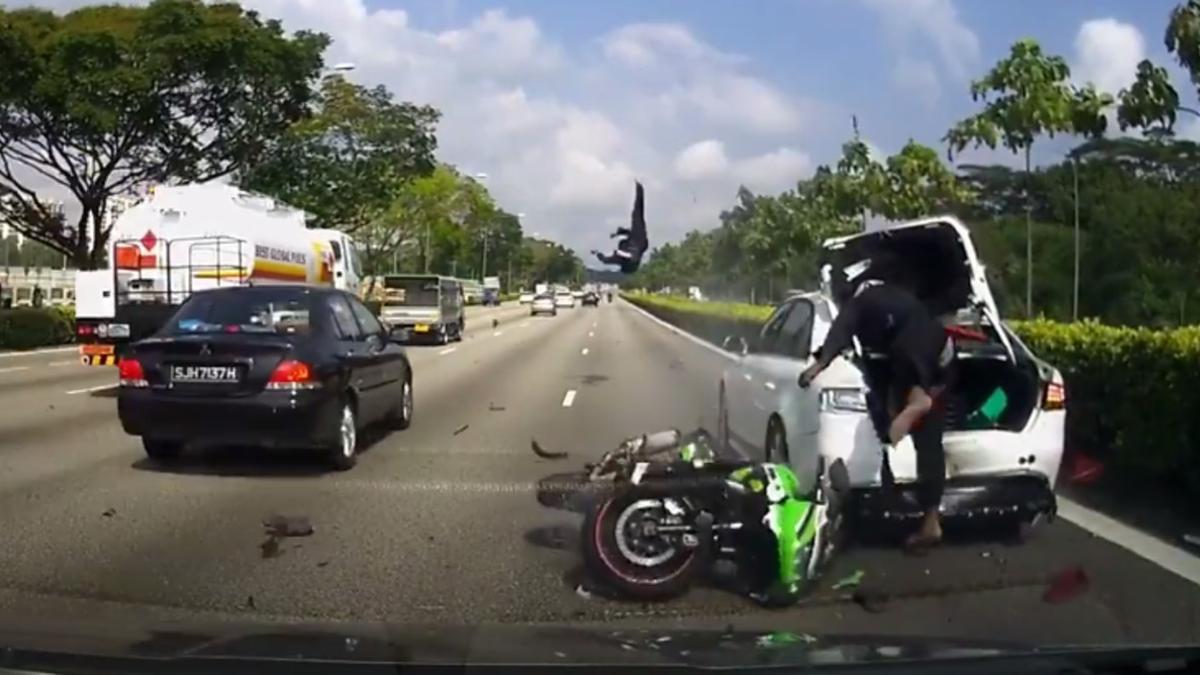 Espectacular accidente de una moto en Singapur