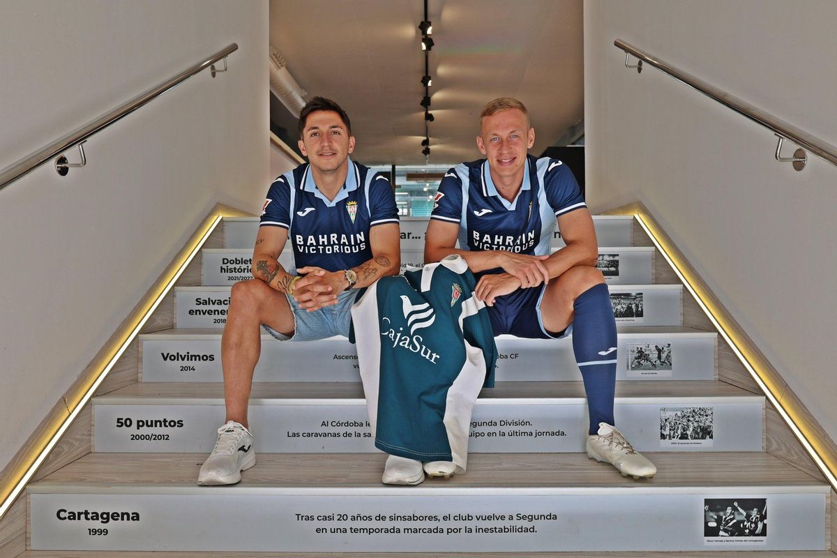 Christian Carracedo y Nikolai Obolskii, portando la nueva segunda equipación, junto a aquella icónica del ascenso en Cartagena.