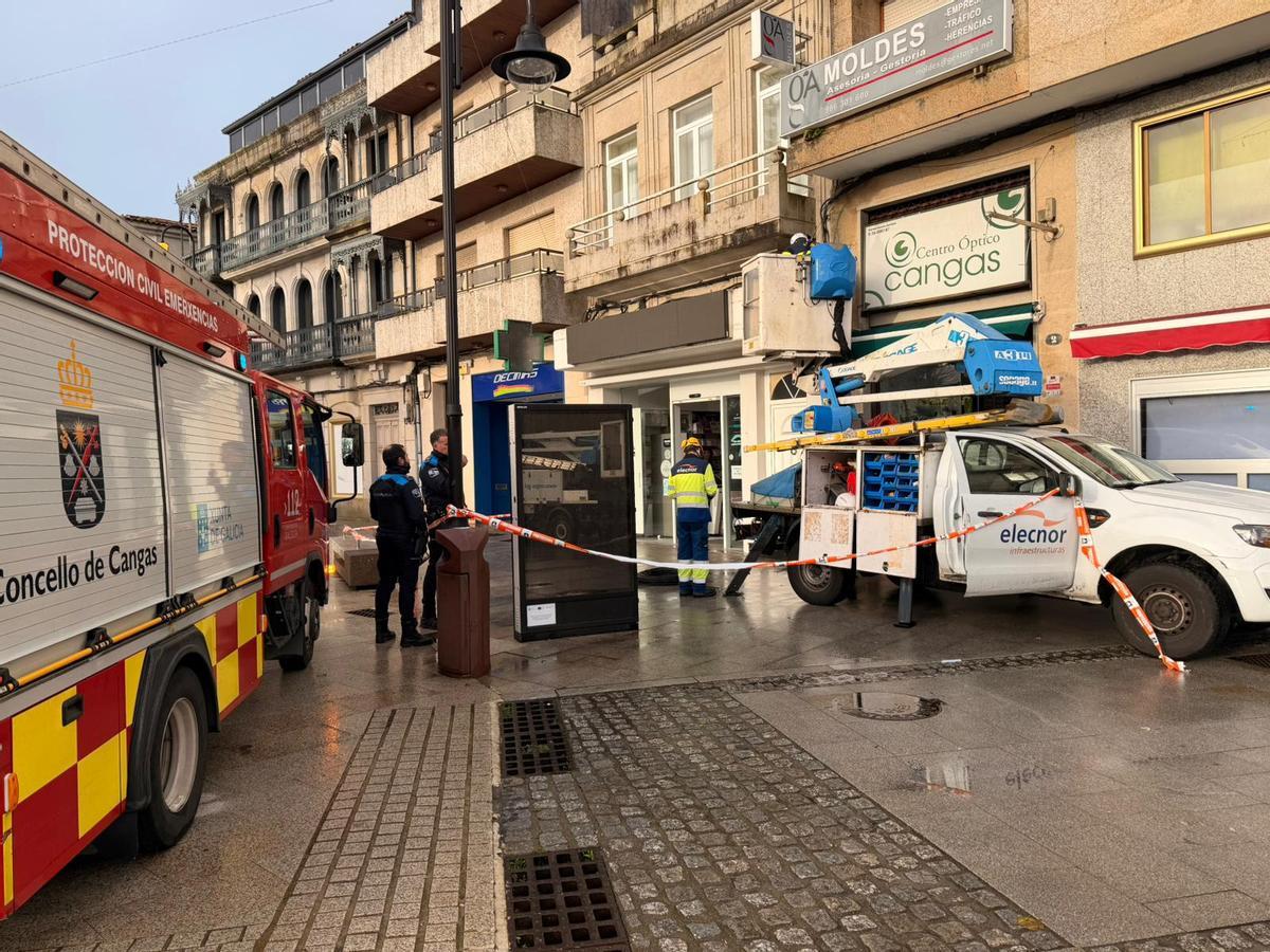 Protección Civil y Policía Local atendiendo la incidencia eléctrica junto a la compañía Naturgy en la calle Montero Ríos.