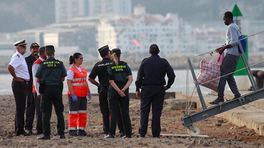 Ya están en España quince inmigrantes del Open Arms