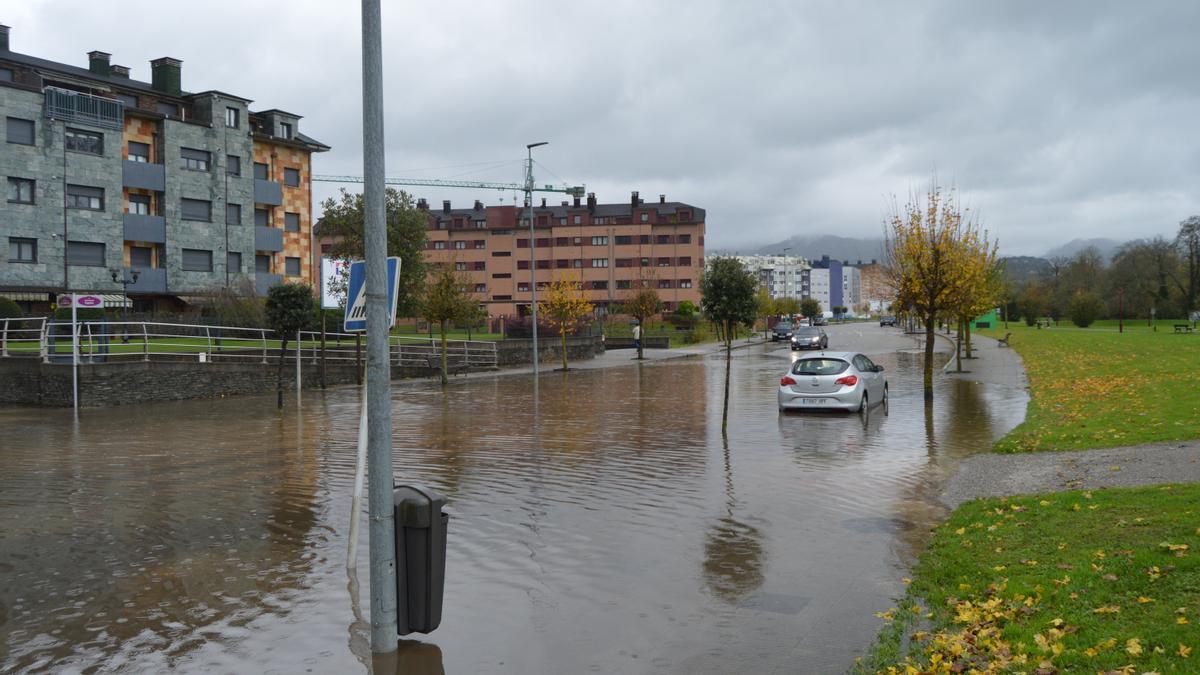 Inundaciones en Asturias: la lluvia complica la situación en muchos puntos de la región, con alerta amarilla y de desbordamientos