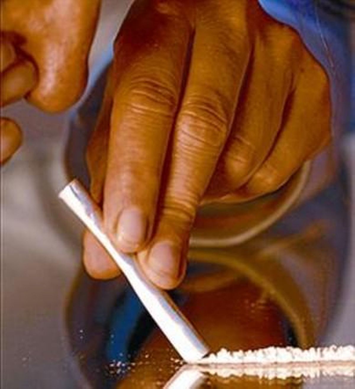 Un home esnifa cocaïna. Un home esnifa cocaïna.