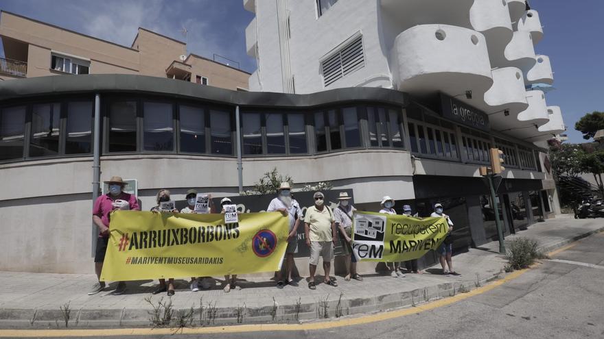 Una docena de personas protesta ante Marivent por la presencia de la Familia Real en Mallorca