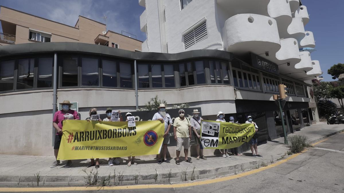 Una docena de personas protesta ante Marivent por la presencia de la Familia Real en Mallorca