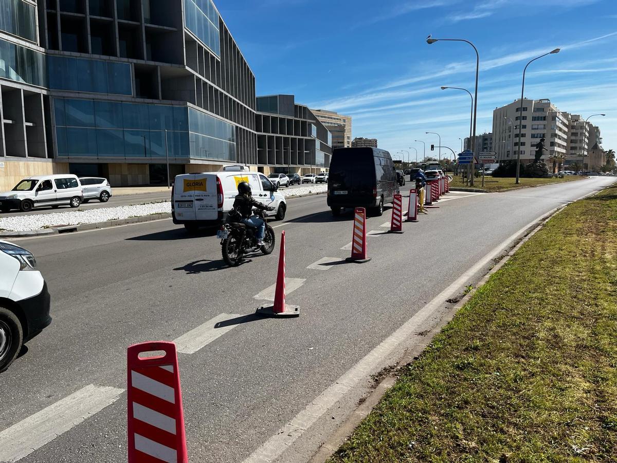 Los vehículos se desvían por la autopista.