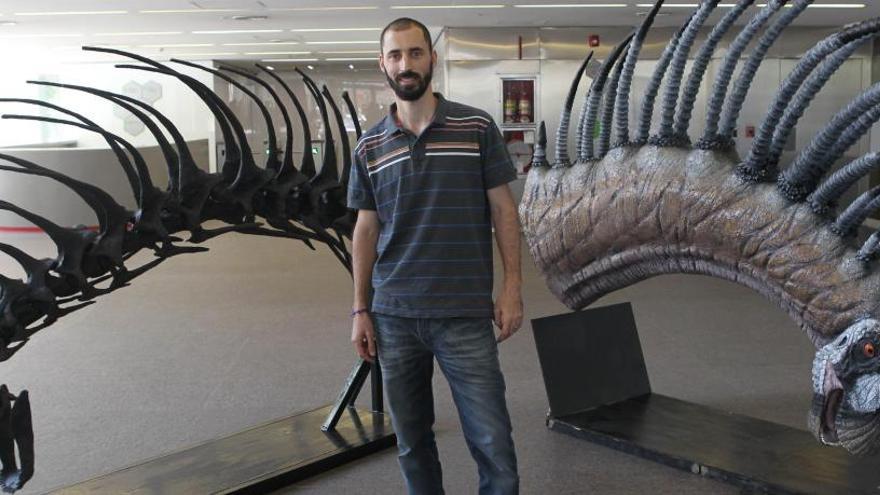 El paleontólogo Pablo Gallina, con el  &#039;Bajadasaurus pronuspinax&#039;.