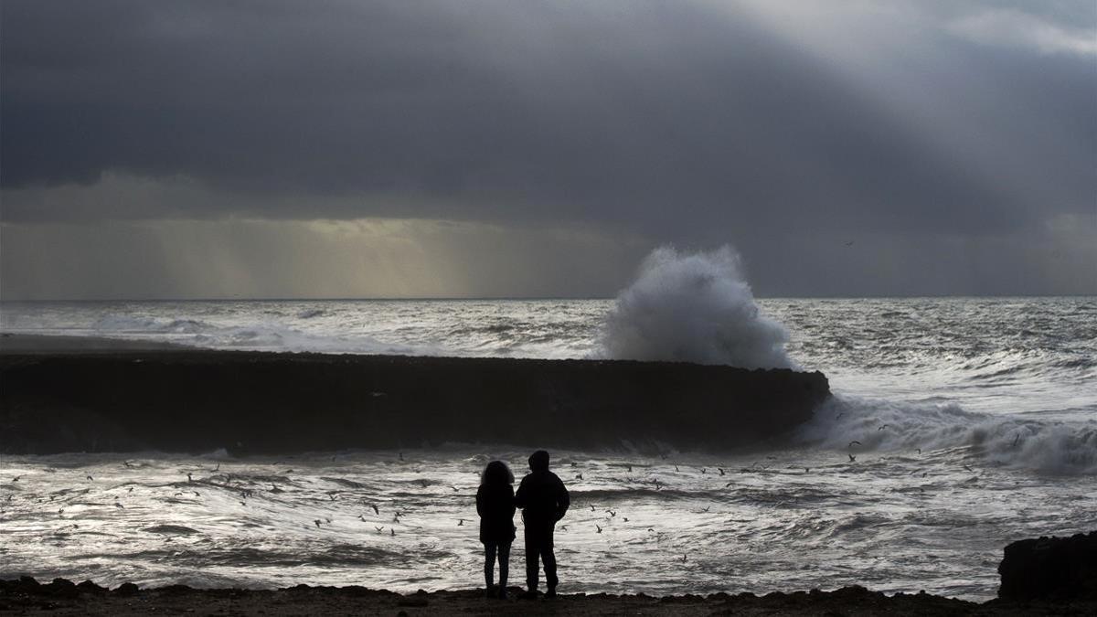 Dos marroquís frente al mar durante una inusual tormenta en Rabat, el 8 de enero.