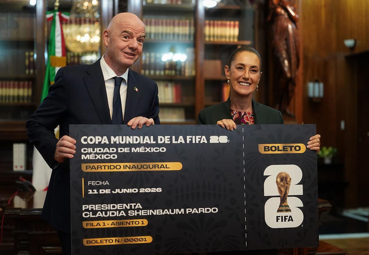 MEX1165. CIUDAD DE MÉXICO (MÉXICO), 28/08/2025.- Fotografía cedida por la Presidencia de México de la mandataria mexicana, Claudia Sheinbaum (d), y el presidente de la Federación Internacional de Fútbol Asociado (FIFA), Gianni Infantino, sosteniendo una réplica de una entrada a un partido durante una reunión este jueves, en el Palacio Nacional de la Ciudad de México (México). Infantino entregó a Sheinbaum, una entrada simbólica para presenciar en primera fila el partido inaugural del Mundial 2026 en el Estadio Azteca, un gesto que confirma el papel protagónico del país como sede junto a Estados Unidos y Canadá. EFE/ Presidencia de México /SOLO USO EDITORIAL/NO VENTAS/SOLO DISPONIBLE PARA ILUSTRAR LA NOTICIA QUE ACOMPAÑA (CRÉDITO OBLIGATORIO)