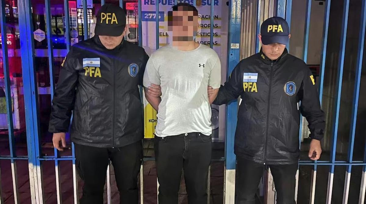 Dmitri Novikov, tras su detención, con el rostro pixelado.