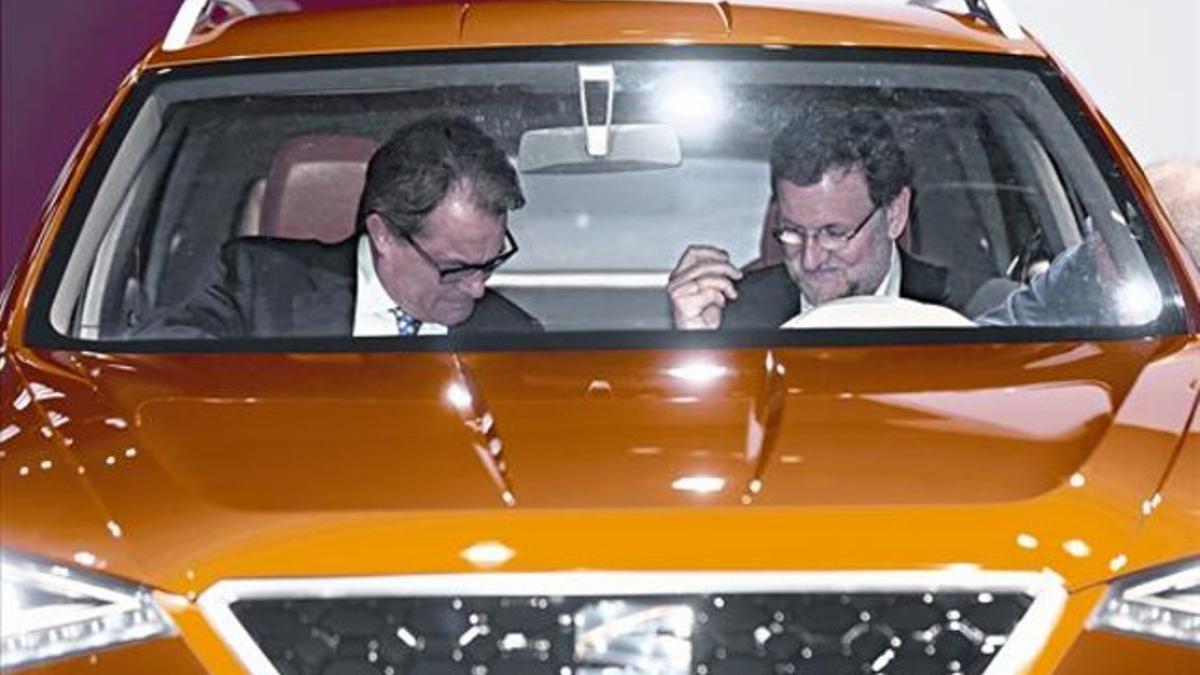 Artur Mas y Mariano Rajoy, en el prototipo de Seat 2020 en la inauguración del Salón del Automóvil.