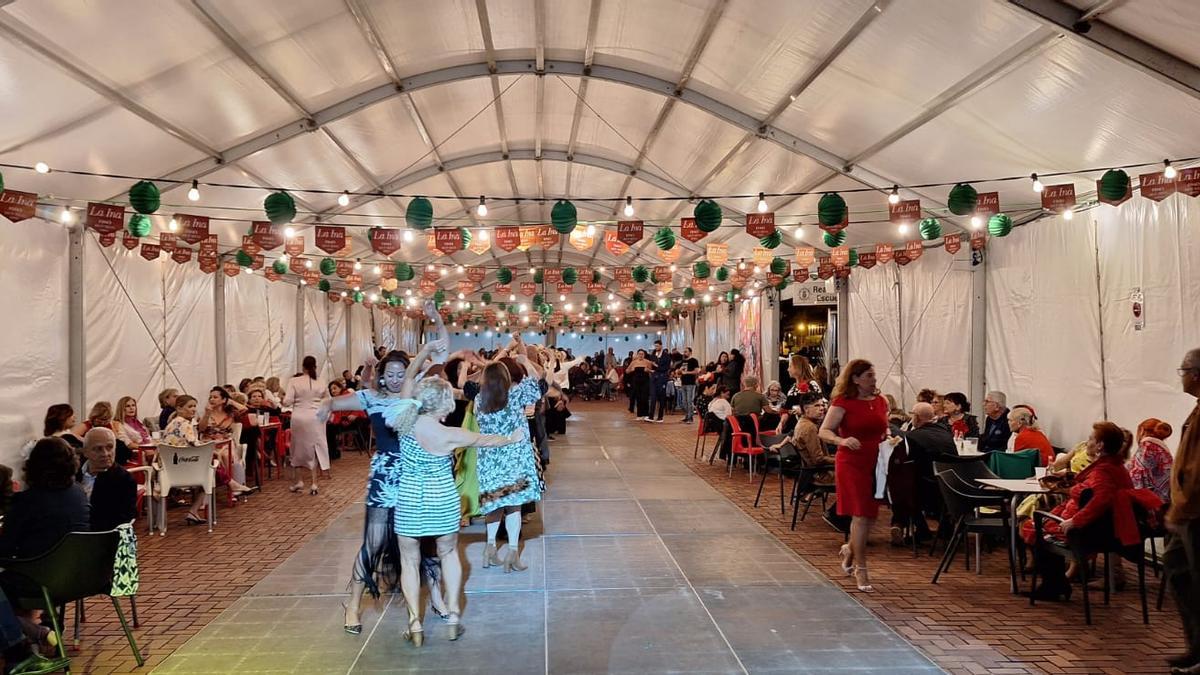 Ambiente festivo en la carpa de la Feria de Abril del Real Club Victoria, en La Puntilla.