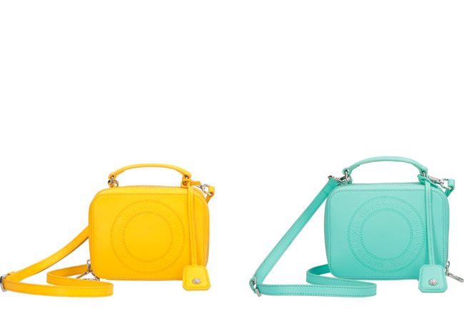 Bolso 'Camera bag', en amarillo y en turquesa, de Guess