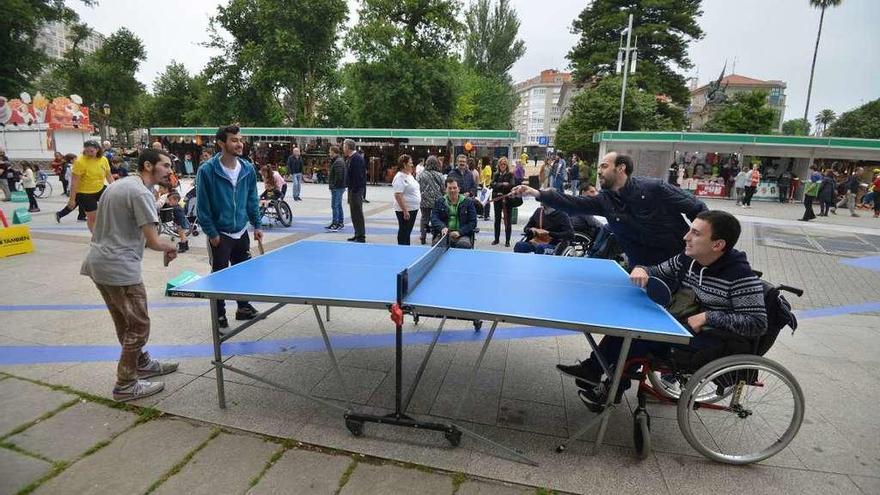 Varios hombres juegan al tenis de mesa. // Gustavo Santos