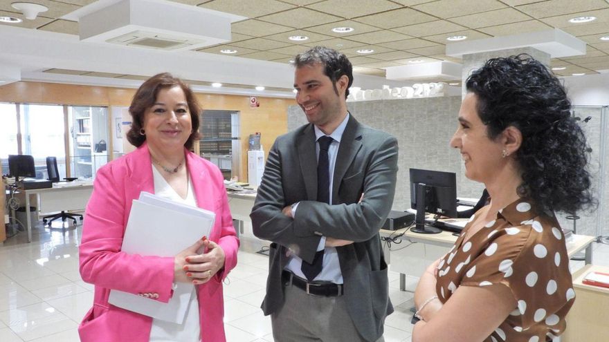 La secretaria de Igualdade, Susana López Abella junto a Yago Borrajo y Concepción Novoa. | // F. CASANOVA