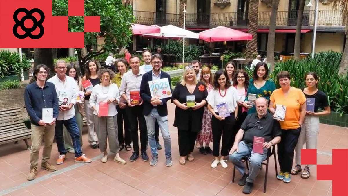 Foto de familia del área editorial de Abacus Futur, con Ernest Folch al frente (con el calendario de Pilarín Bayés para 2025), este martes en el Ateneu Barcelonès. DANI CODINA