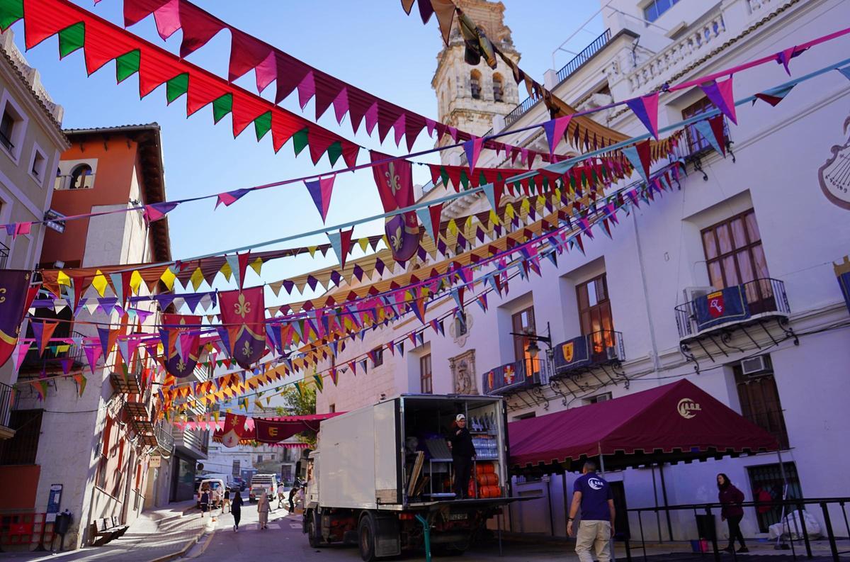 Preparativos del "Ontinyent Medieval" en el centro histórico de la ciudad.