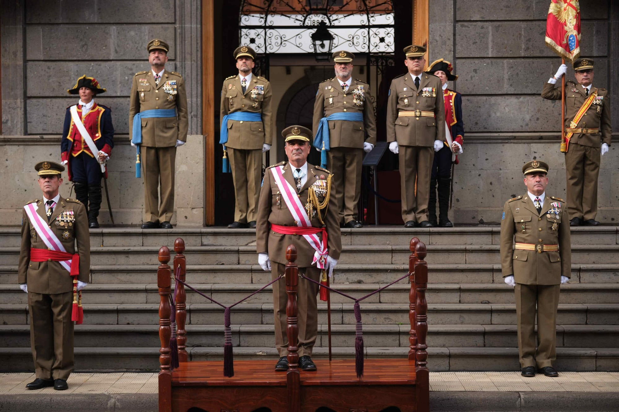 Desfile de tropas con motivo de la Pascua Militar en la plaza Weyler