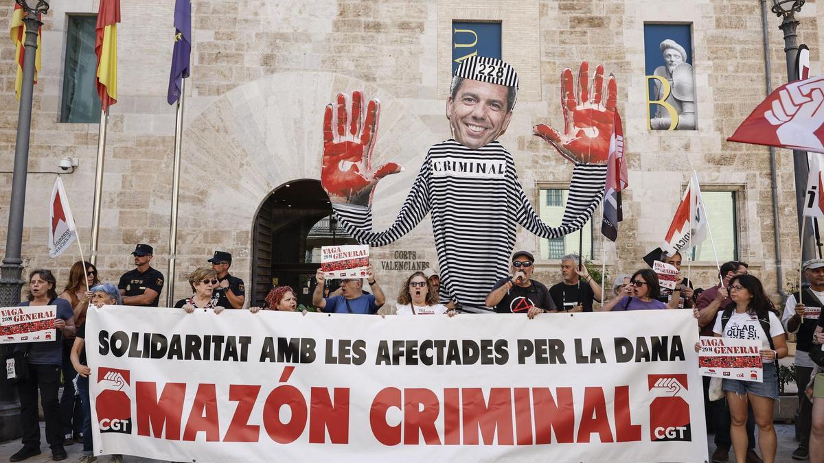 Los sindicatos convocantes de la huelga general del 29 de mayo se concentran ante las Corts.