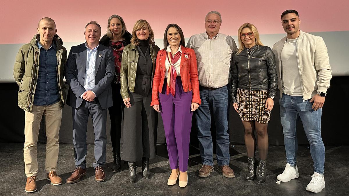 Foto de familia del PSPV-PSOE de Almassora, con la actual alcaldesa y candidata, Merche Galí, a la cabeza, al lado de la ministra Pilar Alegría.