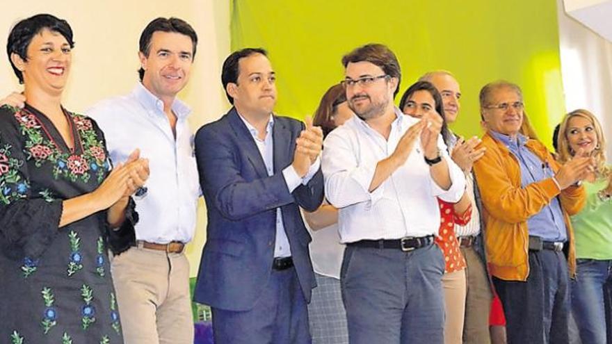 Soria (segundo por la izquierda) en la clausura del Congreso insular de El Hierro, celebrada ayer.