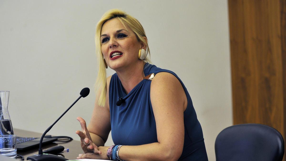 La consejera de Hacienda, Administración Pública y Diálogo Social, Elena Manzano, en la presentación de los presupuestos
