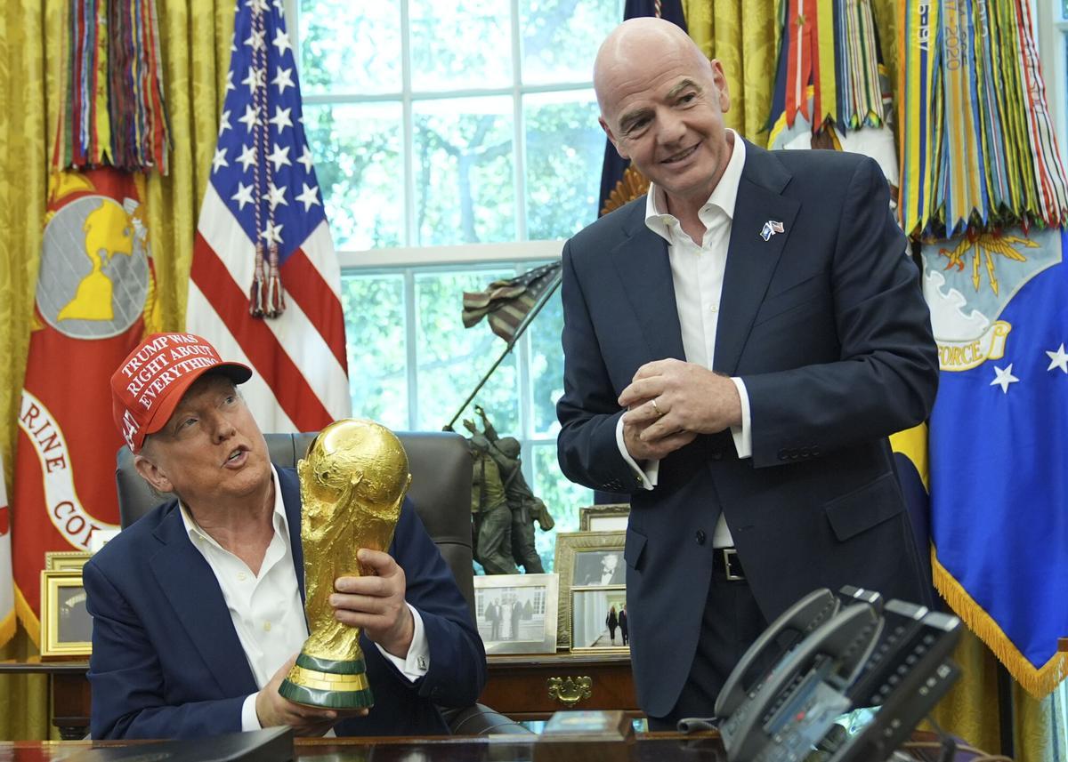Donald Trump sujeta la Copa del mundo en presencia del presidente de la FIFA, Gianni Infantino