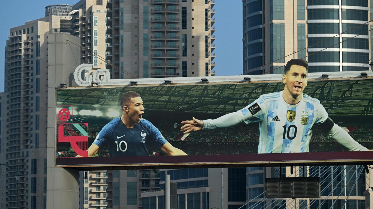 Un cartel con imágenes del delantero francés Kylian Mbappe y el capitán argentino Lionel Messi se exhibe en Doha.